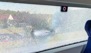 Oberleitung reißt und zerschlägt ICE-Fenster - Umleitung aufgehoben Overhead power line snaps and smashes ICE window - diversion lifted